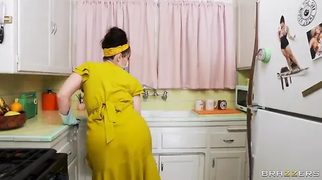 Hij tilt het meisje op dat de rok van het huis schoonmaakt: wat een geweldige kont heeft ze