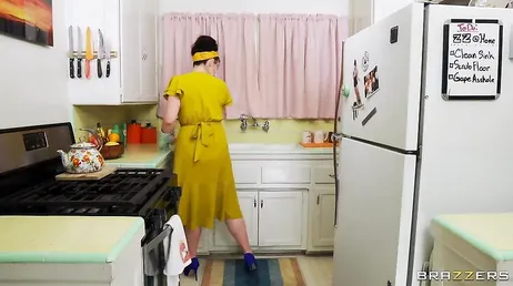 Hij tilt het meisje op dat de rok van het huis schoonmaakt: wat een geweldige kont heeft ze