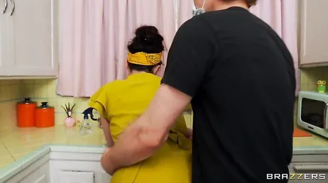 Hij tilt het meisje op dat de rok van het huis schoonmaakt: wat een geweldige kont heeft ze