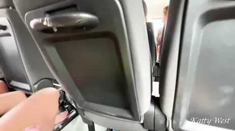 Meisje met vriend weet niet wat ze moet doen in een ziekelijke situatie