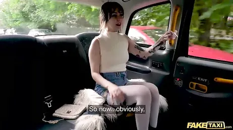 Le obligo a parar el taxi, joder, me han entrado ganas de follármelo