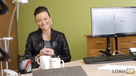 Hij staat erop om van achteren te neuken als het zijn eerste pornocasting is