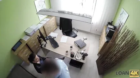 Hij staat erop om van achteren te neuken als het zijn eerste pornocasting is