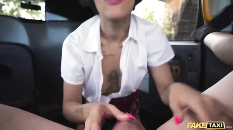 Ein geiles junges Mädchen ist gerade in mein Taxi gestiegen, was hat sie vor?
