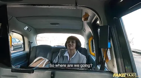 Ein geiles junges Mädchen ist gerade in mein Taxi gestiegen, was hat sie vor?