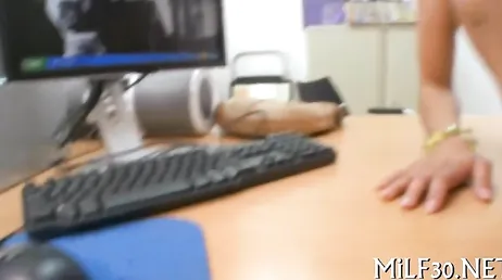 Midden in een sollicitatiegesprek laat ze me haar kutje zien, wat moet ik nu doen?