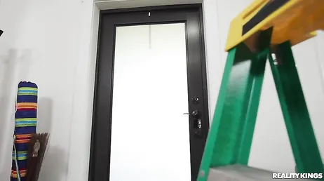 Deze huisvrouw is niet in staat zelfs maar een simpele gloeilamp te vervangen