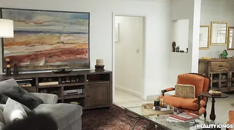 Deze huisvrouw is niet in staat zelfs maar een simpele gloeilamp te vervangen