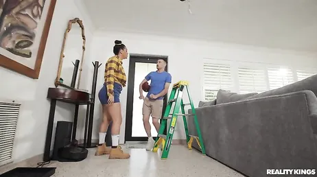Deze huisvrouw is niet in staat zelfs maar een simpele gloeilamp te vervangen