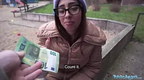 We bieden het studentegeld geld om seks op te nemen, zal ze accepteren?