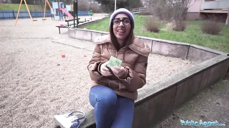 We bieden het studentegeld geld om seks op te nemen, zal ze accepteren?