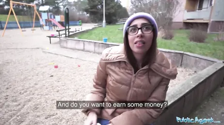 We bieden het studentegeld geld om seks op te nemen, zal ze accepteren?