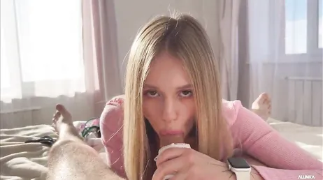 Ze betrapt me terwijl ik me aftrek met haar string en geeft me uiteindelijk een poesje