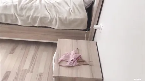 Ze betrapt me terwijl ik me aftrek met haar string en geeft me uiteindelijk een poesje