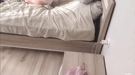 Ze betrapt me terwijl ik me aftrek met haar string en geeft me uiteindelijk een poesje
