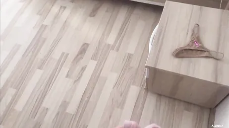 Ze betrapt me terwijl ik me aftrek met haar string en geeft me uiteindelijk een poesje