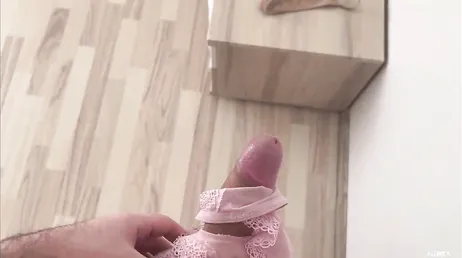 Ze betrapt me terwijl ik me aftrek met haar string en geeft me uiteindelijk een poesje