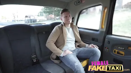 Maar als de taxichauffeur met haar borsten in de lucht rijdt...?
