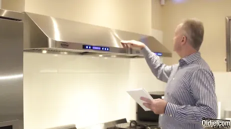 Opa neukt zijn kleindochter in de keuken, wat een fuck