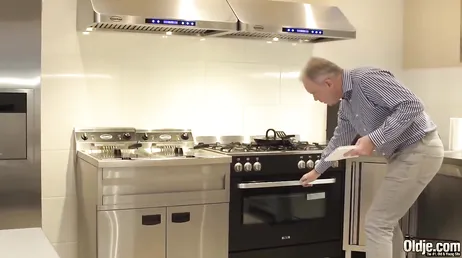 Opa neukt zijn kleindochter in de keuken, wat een fuck