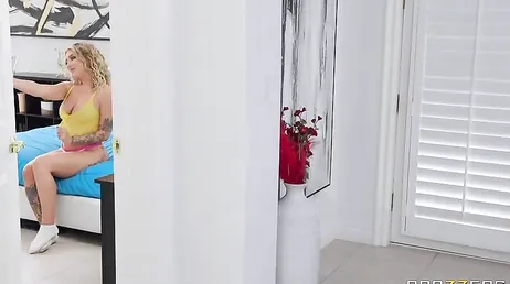 Ik zie mijn schoonzus wijd opengaan onder de douche, terwijl ze mij opgewonden maakt