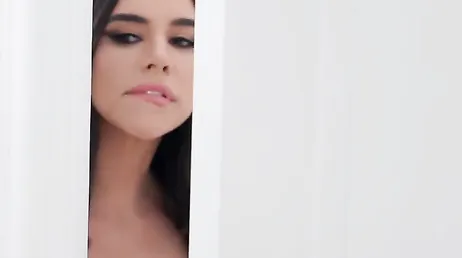 Ik zie mijn schoonzus wijd opengaan onder de douche, terwijl ze mij opgewonden maakt