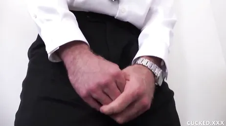 Hij komt vroeg thuis en betrapt zijn vrouw met een andere man