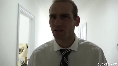 Hij komt vroeg thuis en betrapt zijn vrouw met een andere man