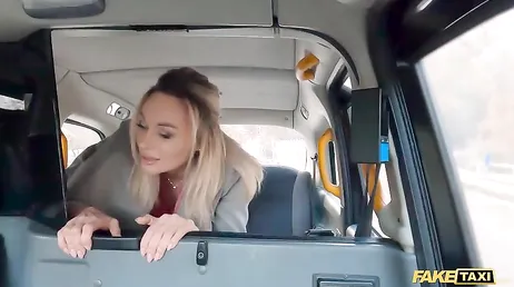 De taxichauffeur steekt zijn pik non-stop in haar en ze kan niet stoppen met kreunen