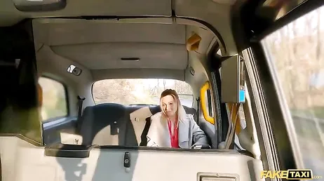 De taxichauffeur steekt zijn pik non-stop in haar en ze kan niet stoppen met kreunen