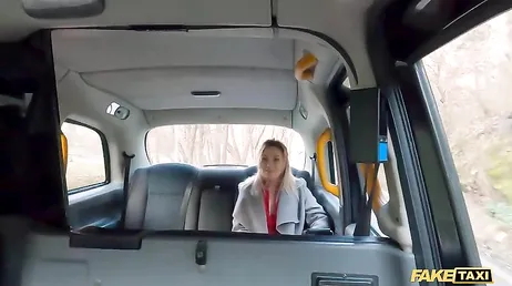 De taxichauffeur steekt zijn pik non-stop in haar en ze kan niet stoppen met kreunen