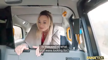 De taxichauffeur steekt zijn pik non-stop in haar en ze kan niet stoppen met kreunen