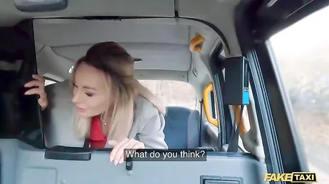 De taxichauffeur steekt zijn pik non-stop in haar en ze kan niet stoppen met kreunen