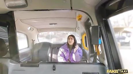 Ze stapt in mijn taxi om het warm te krijgen en ik laat haar snel zweten