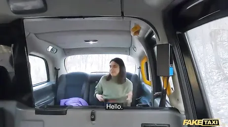 Ze stapt in mijn taxi om het warm te krijgen en ik laat haar snel zweten
