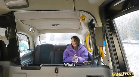 Ze stapt in mijn taxi om het warm te krijgen en ik laat haar snel zweten