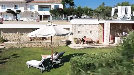 De gemene roodharige geeft borsten in het resort