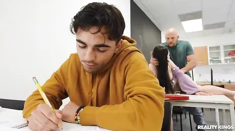 Nou, ze beginnen niet te neuken in de klas, verdomme, ik kan het niet geloven