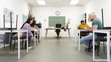 Nou, ze beginnen niet te neuken in de klas, verdomme, ik kan het niet geloven