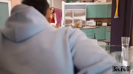 Mijn nichtje buigt zich even voorover en ik denk dat ze geen slipje draagt