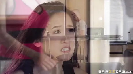 Mijn schoonmoeder is uit China gekomen om haar dochter te zien, en ze wordt geil