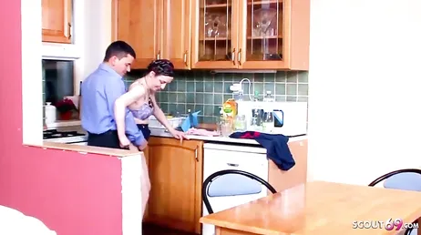 De zus van mijn moeder eet mijn pik in de keuken