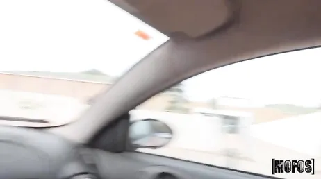Help me parkeren, kom op. Dan zal ik je vergoeden zoals je verdient