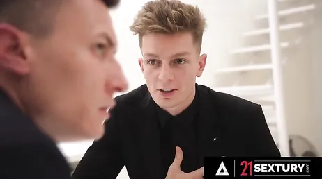 Deze blondine toont een onverzadigbaar verlangen om door twee te worden geneukt