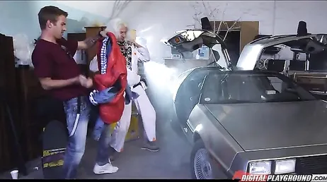 Dit is een klassieker, neuken als konijnen bovenop de Delorian