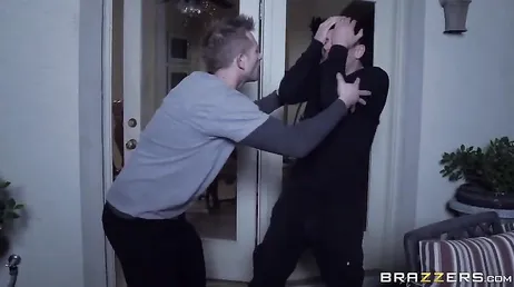 Ze beroven mij thuis, maar ik maak misbruik van de situatie en ben blij