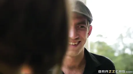 Ik neem mijn secretaresse mee naar huis en mijn zoon neukt haar