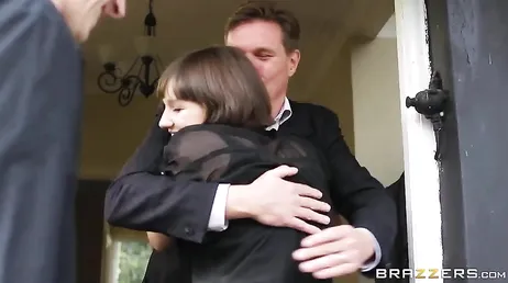 Ik neem mijn secretaresse mee naar huis en mijn zoon neukt haar