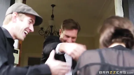 Ik neem mijn secretaresse mee naar huis en mijn zoon neukt haar