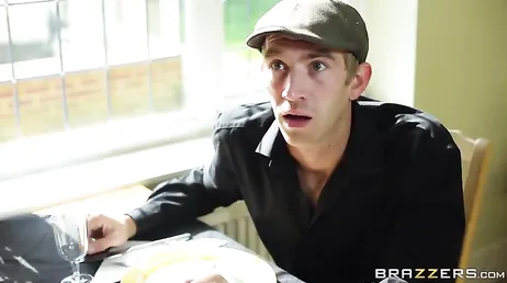 Ik neem mijn secretaresse mee naar huis en mijn zoon neukt haar